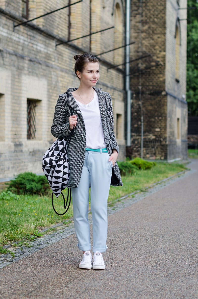 Stylizacja miejska z eleganckimi spodniami