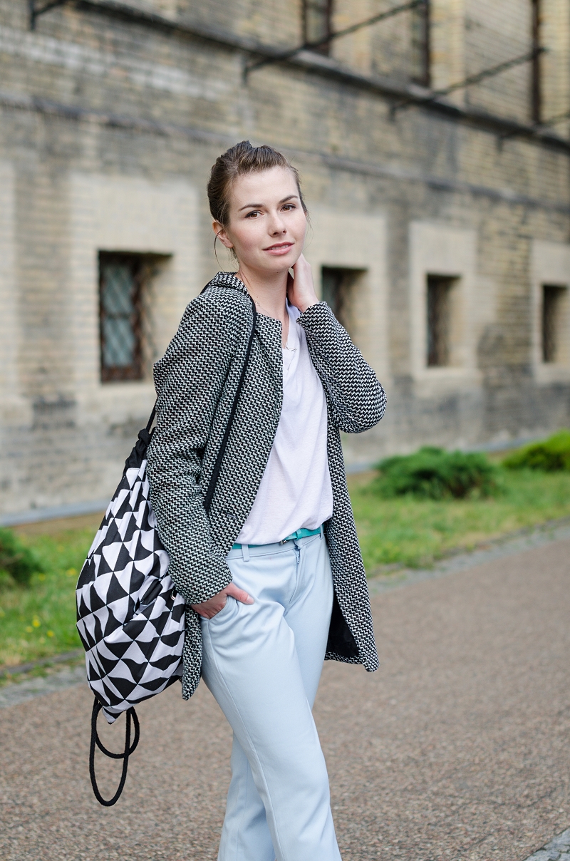 Plecak materiałowy marki Czarny i prosty płaszcz