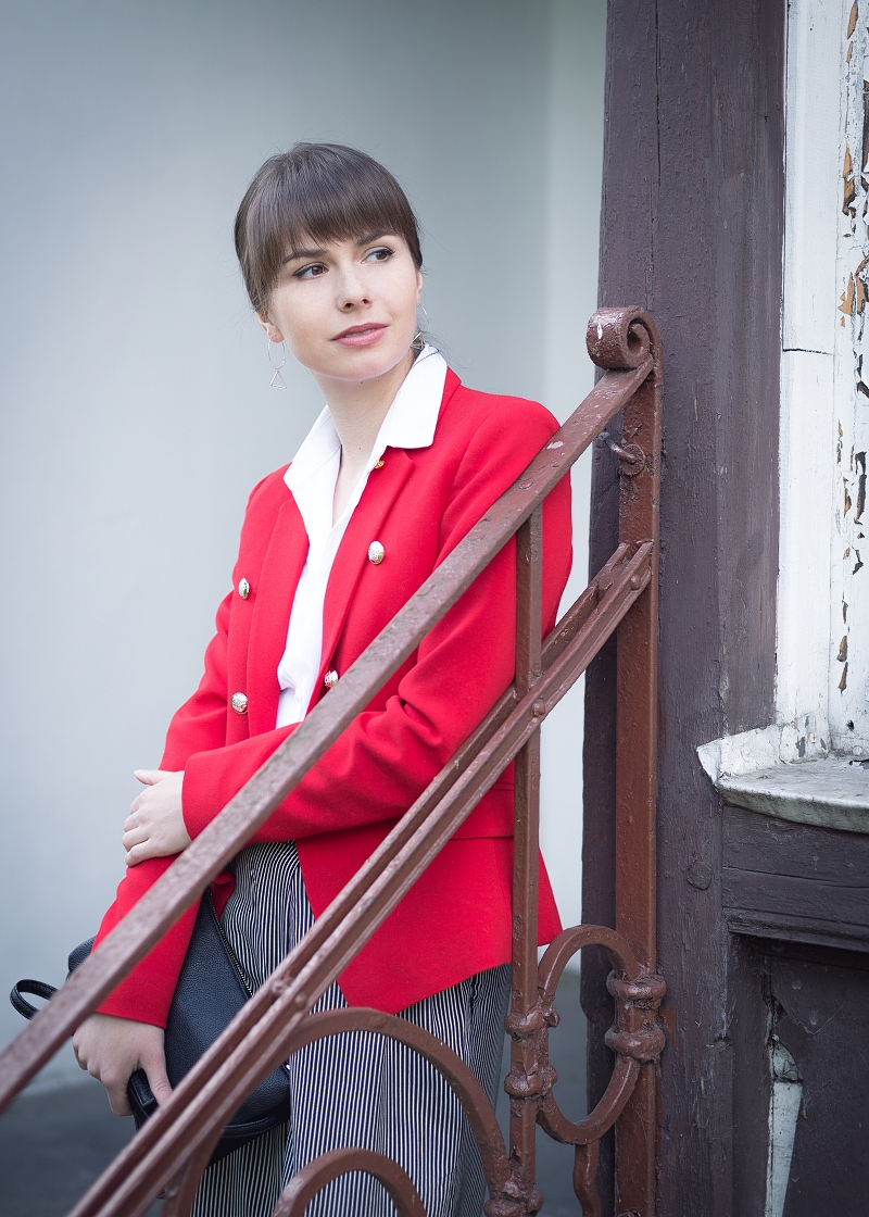 Czerwona marynarka i biała koszula