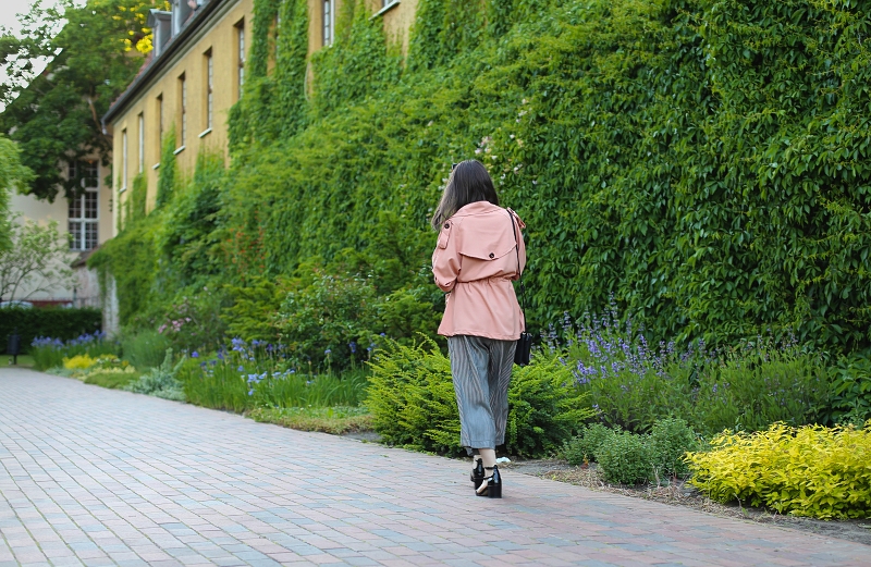 Krótki trencz morelowy