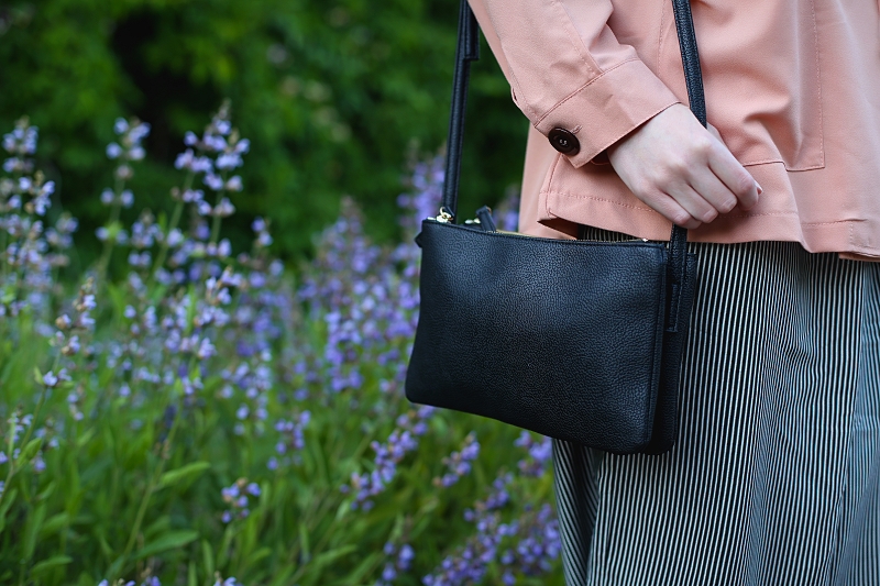 Minimalistyczna czarna torebka