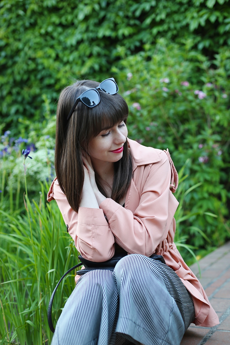 Łososiowy trencz i spodnie culottes