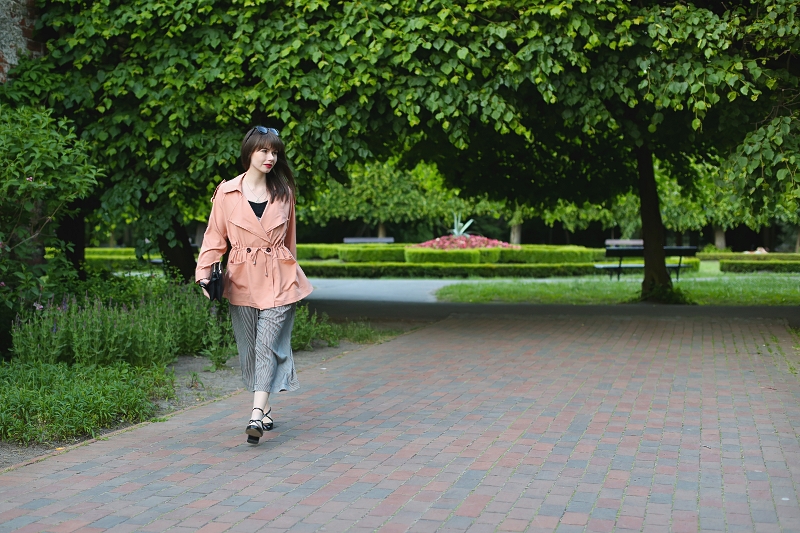 Klasyczna stylizacja ze spodniami culottes oraz płaszczem łososiowym