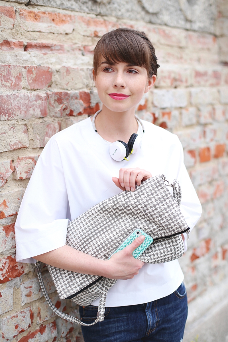 Duża kopertówka w pepitkę i trapezowa bluzka w stylizacji