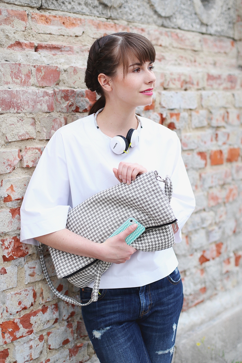 Biała trapezowa bluzka koszulowa i jeansy