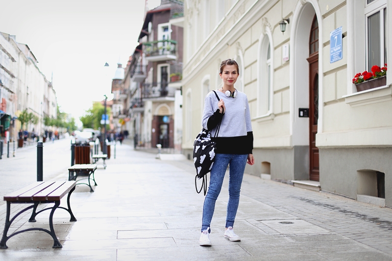 Stylizacja sportowa z plecakiem i conversami