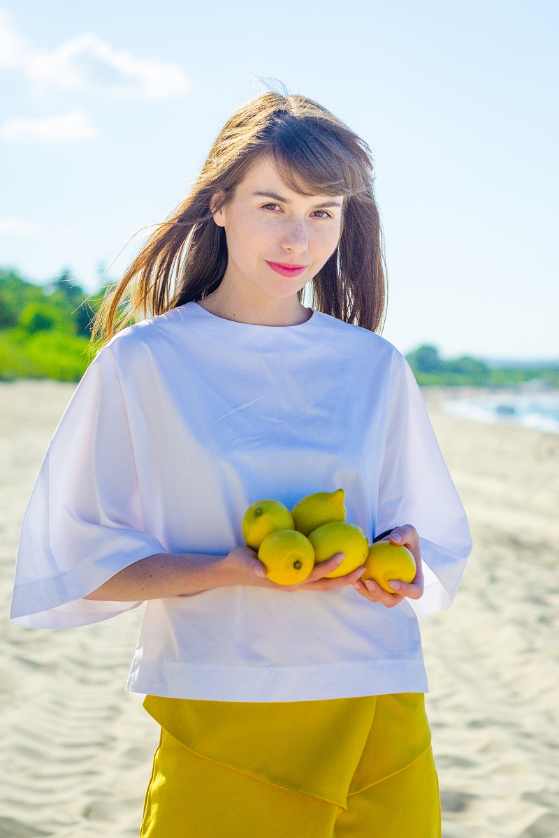 Sesja zdjęciowa nad morzem - latające owoce