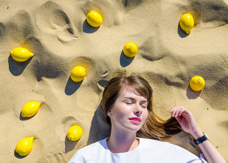 Sesja zdjęciowa na plaży z cytrynami