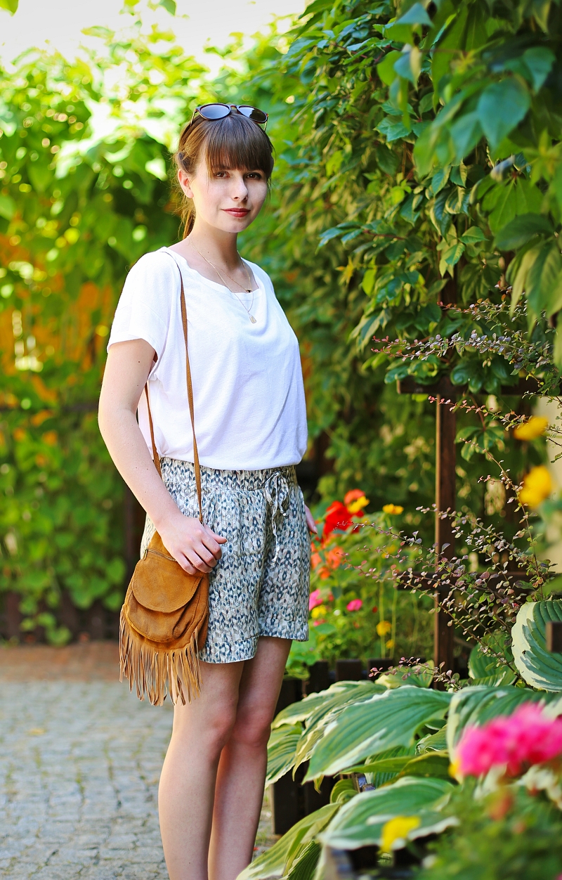 Stylizacja z torebką z frędzlami