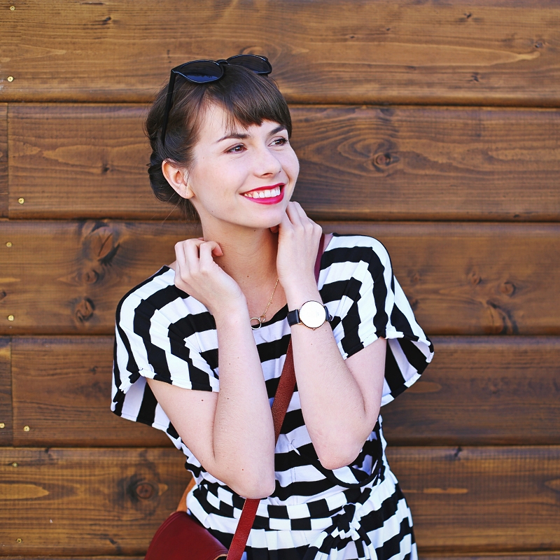 Biały uśmiech i czerwona szminka