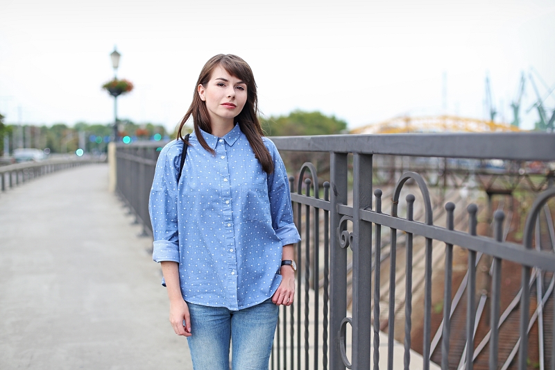 Luźna, wygodna stylizacja z koszulą oversize