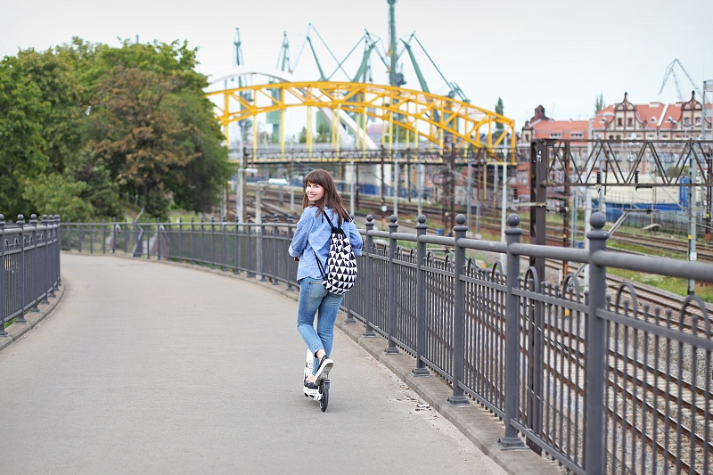 Blog modowy: wygodna stylizacja na wycieczkę hulajnogą po mieście