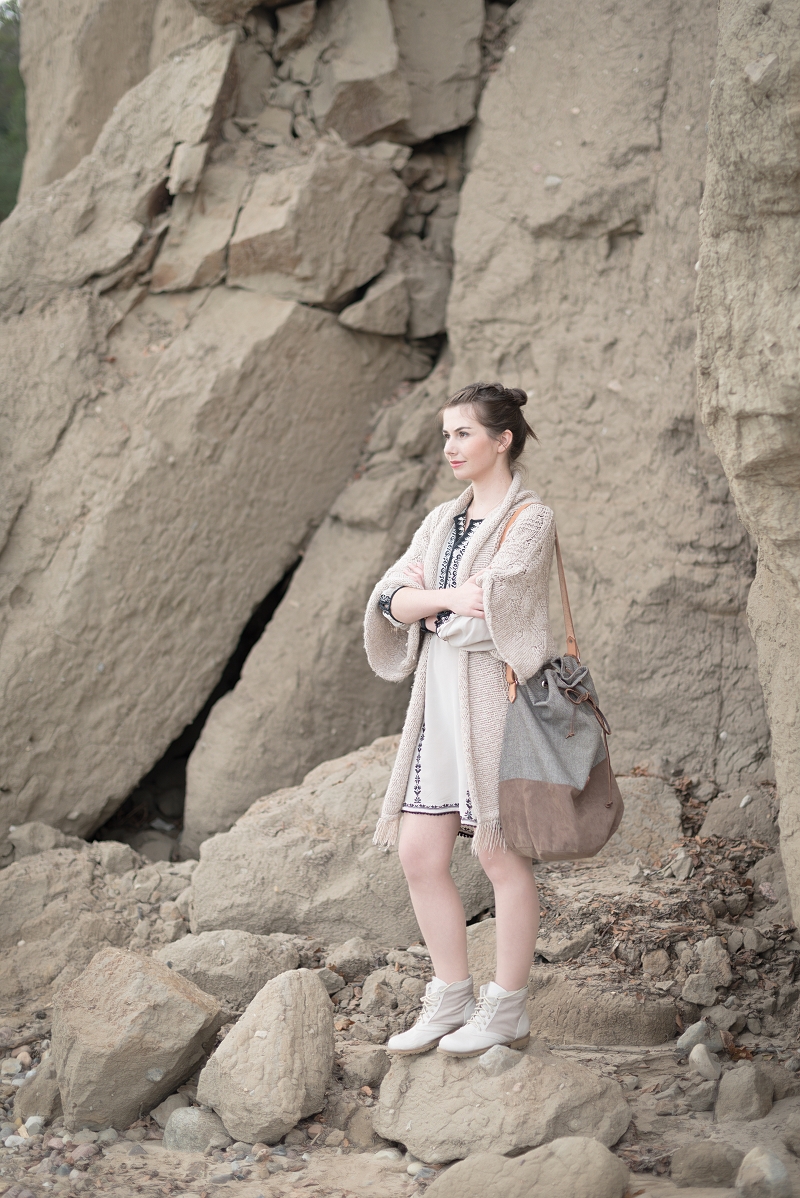 Stylizacja z wielkim swetrem z frędzlami