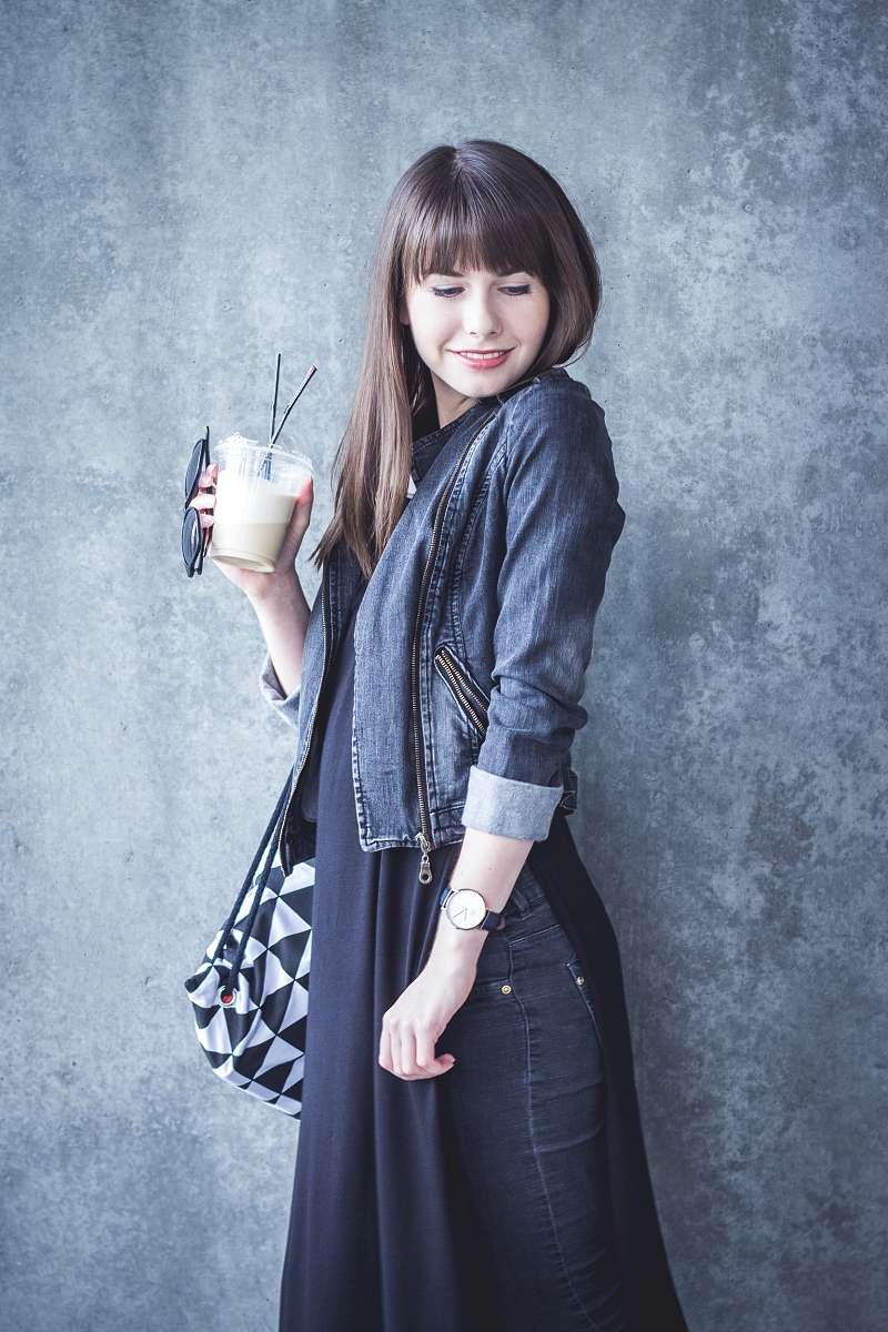 Casual: czarno-biała stylizacja i kawa