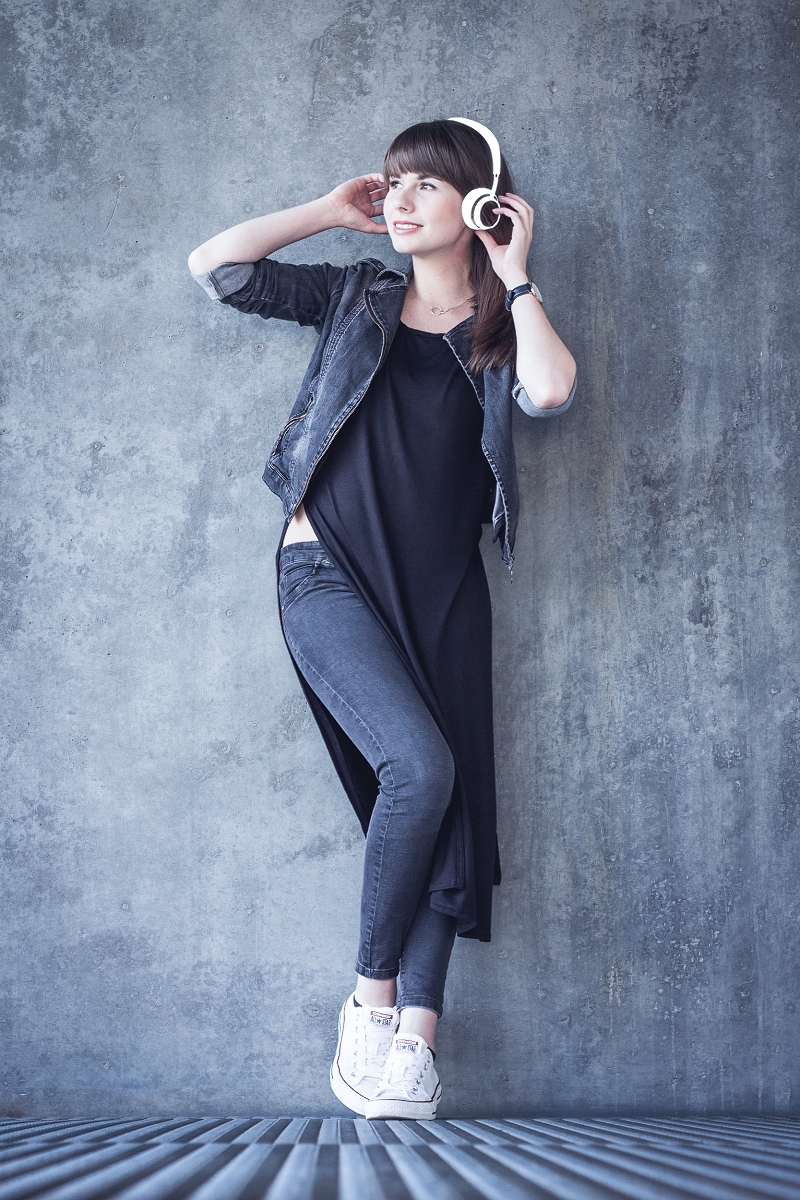 Czarno-biała miejska stylizacja + dorysowane słuchawki