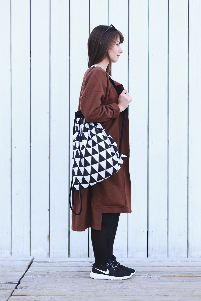 Minimalistyczna stylizacja z plecakiem w trójkąty 