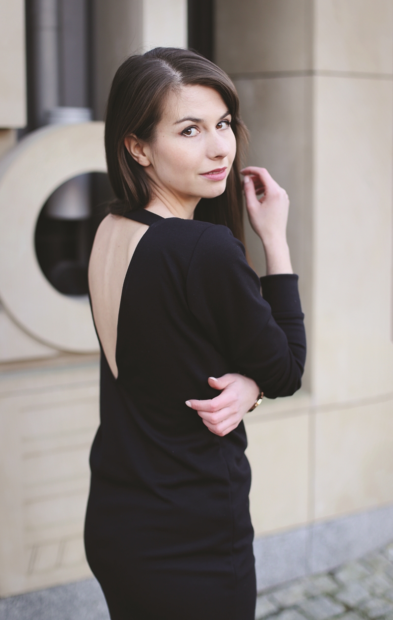 Sukienka z dekoltem na plecach