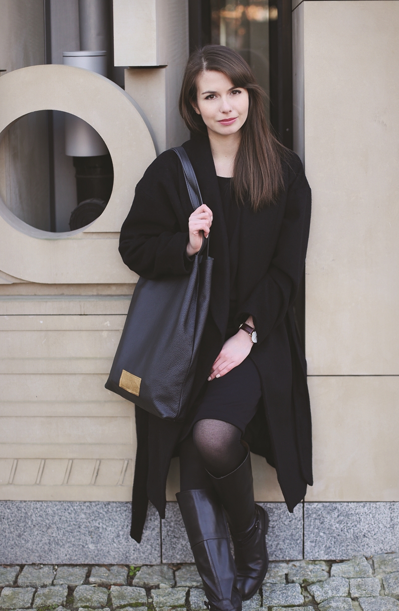 Czarny płaszcz wełniany na zimę