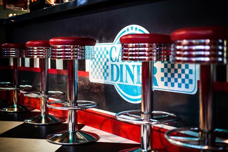 Czerwone hokery w stylu amerykańskim