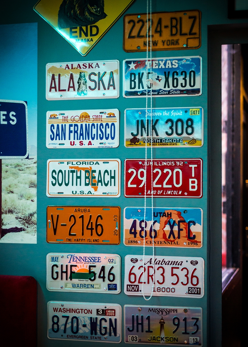 Tablice rejestracyjne na ścianie