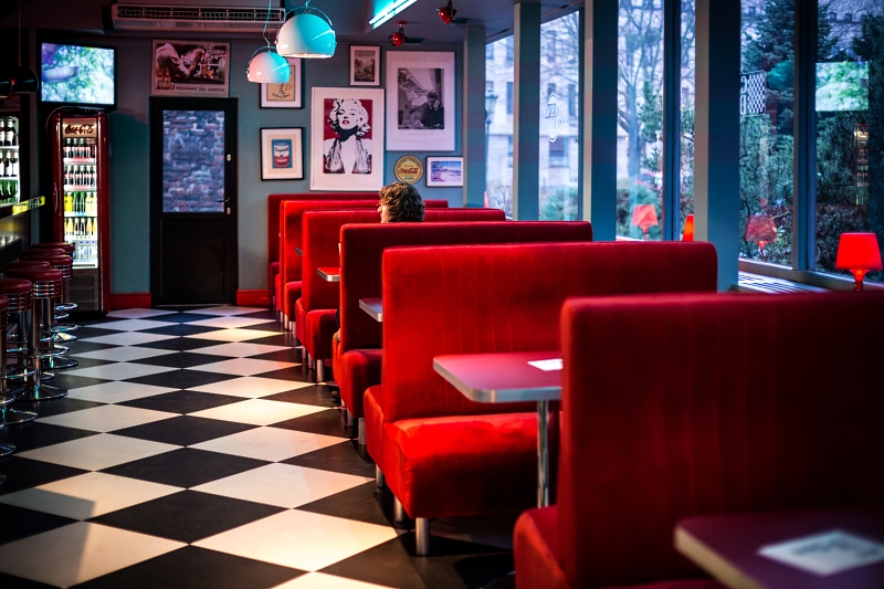 Casino Diner - czerwone kanapy i podłoga w szachownicę