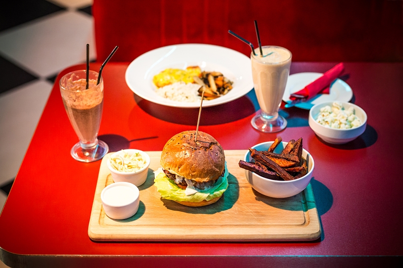 Burger i łosoś w sosie śmietanowo-cytrynowym