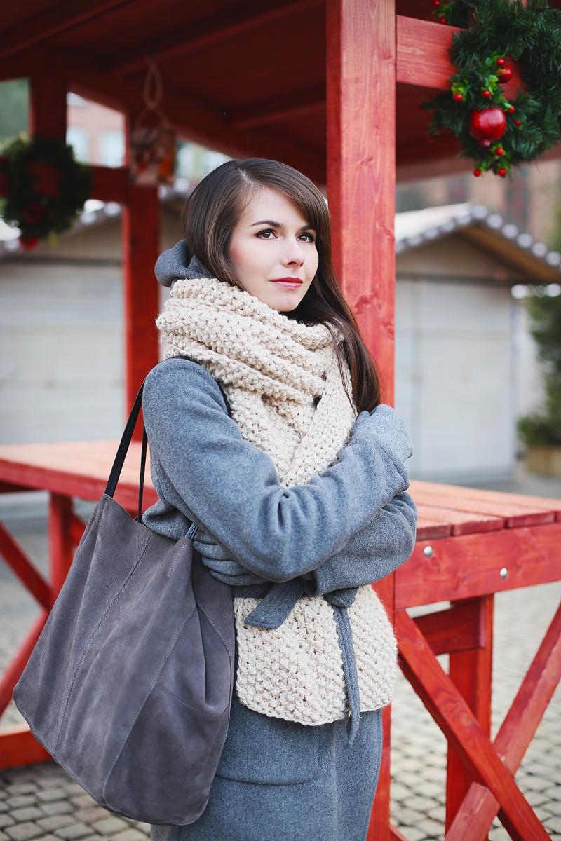 Ciepła stylizacja w neutralnych kolorach