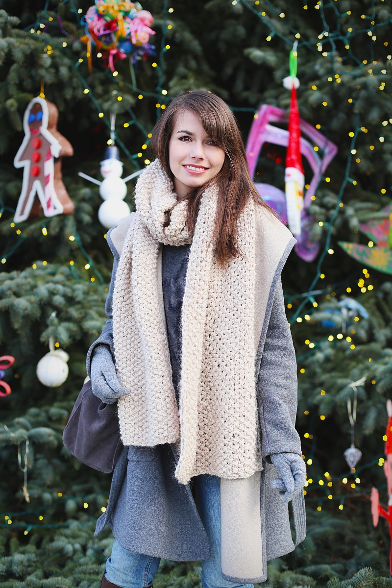 Stylizacja zimowa z choinką w tle