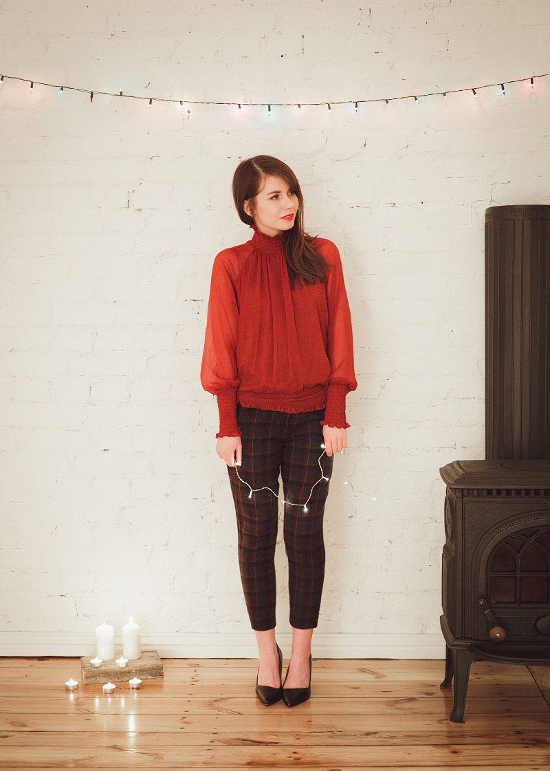 Czerwona bluzka transparentna i spodnie w kratę