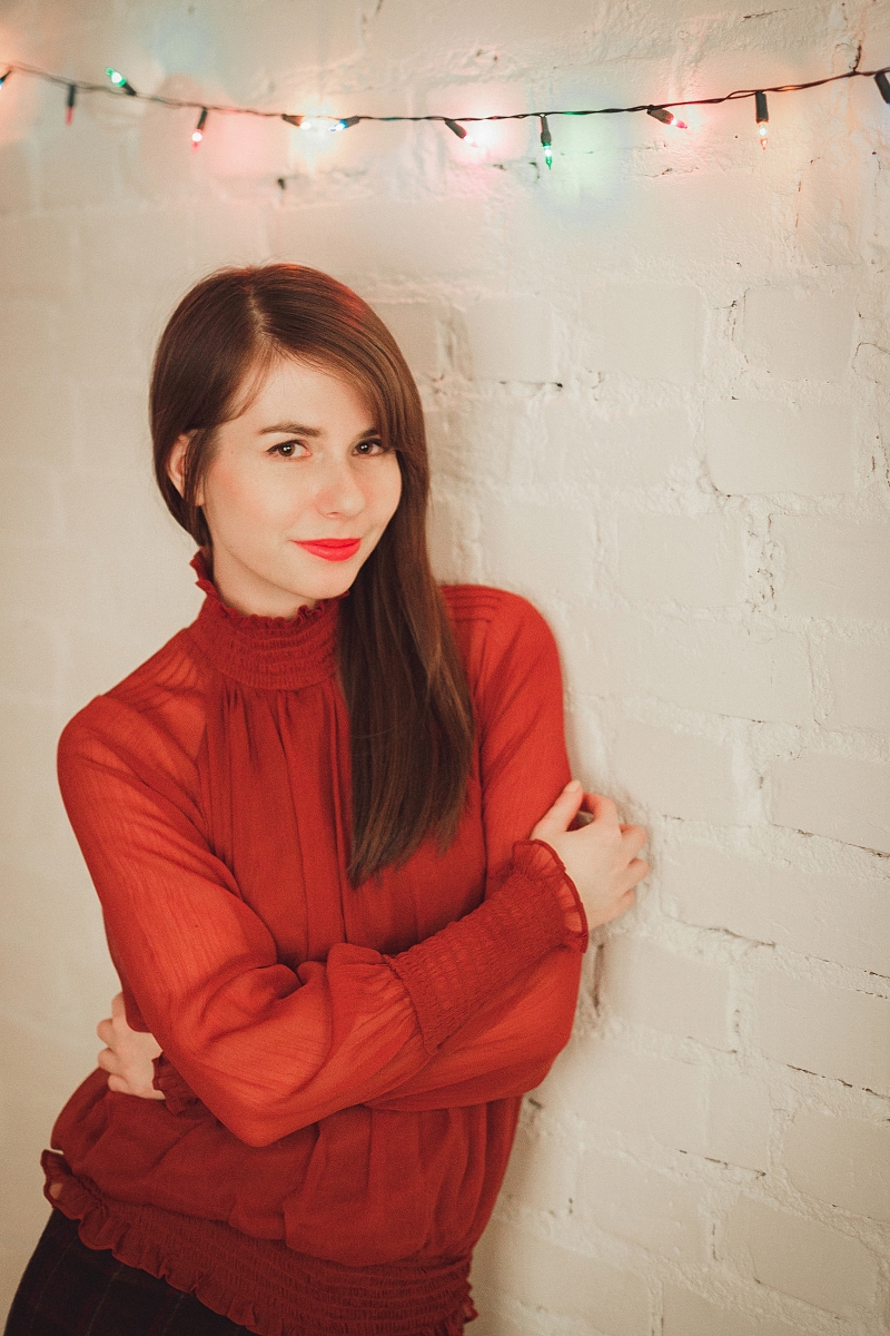 Transparetna czerwona bluzka i czerwone usta