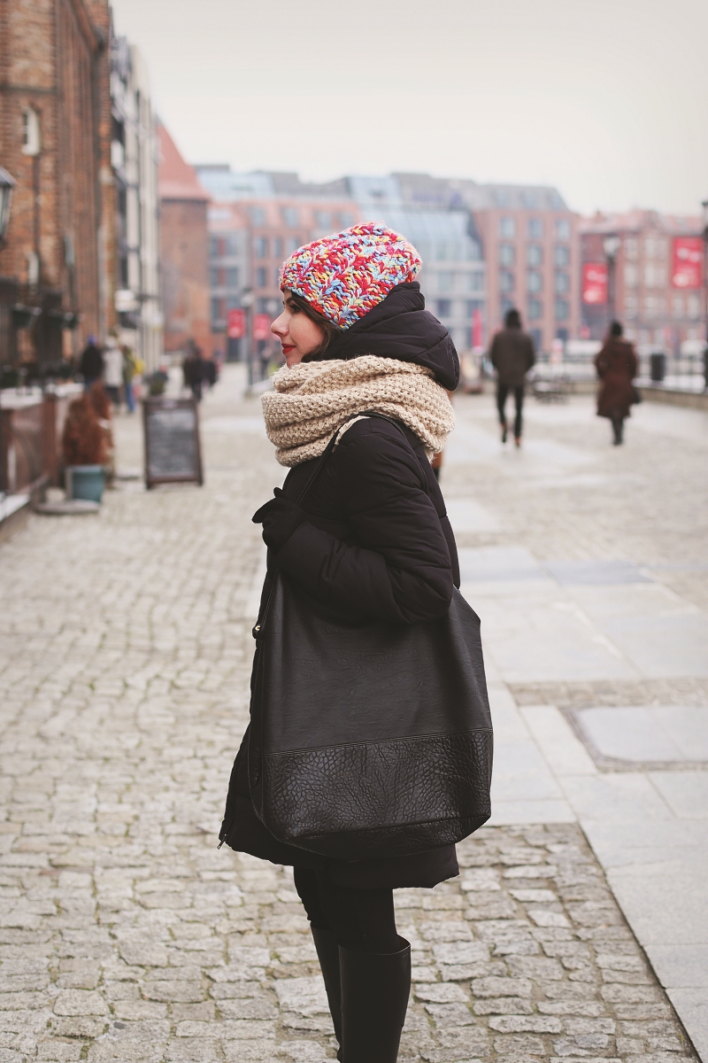 Czarny zestaw i wełniane kolorowe dodatki