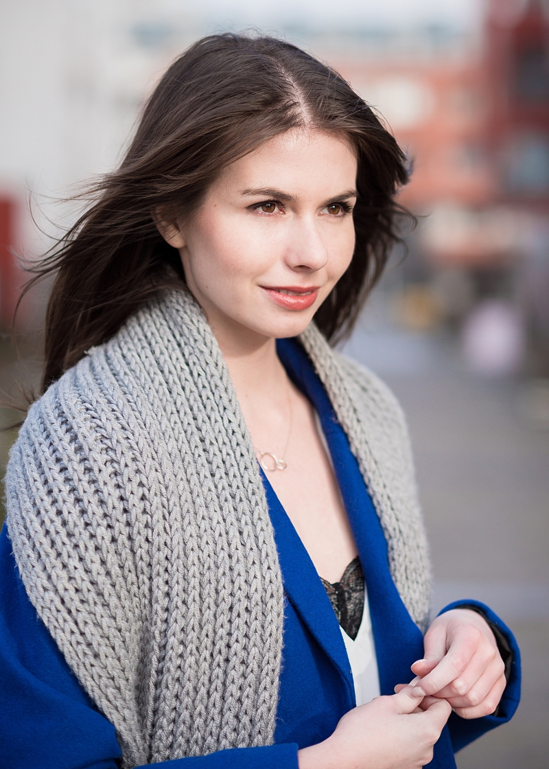 Szary szal robiony na drutach