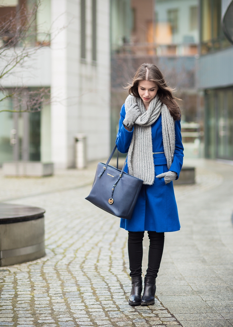 Kobaltowy płaszcz i szare dodatki