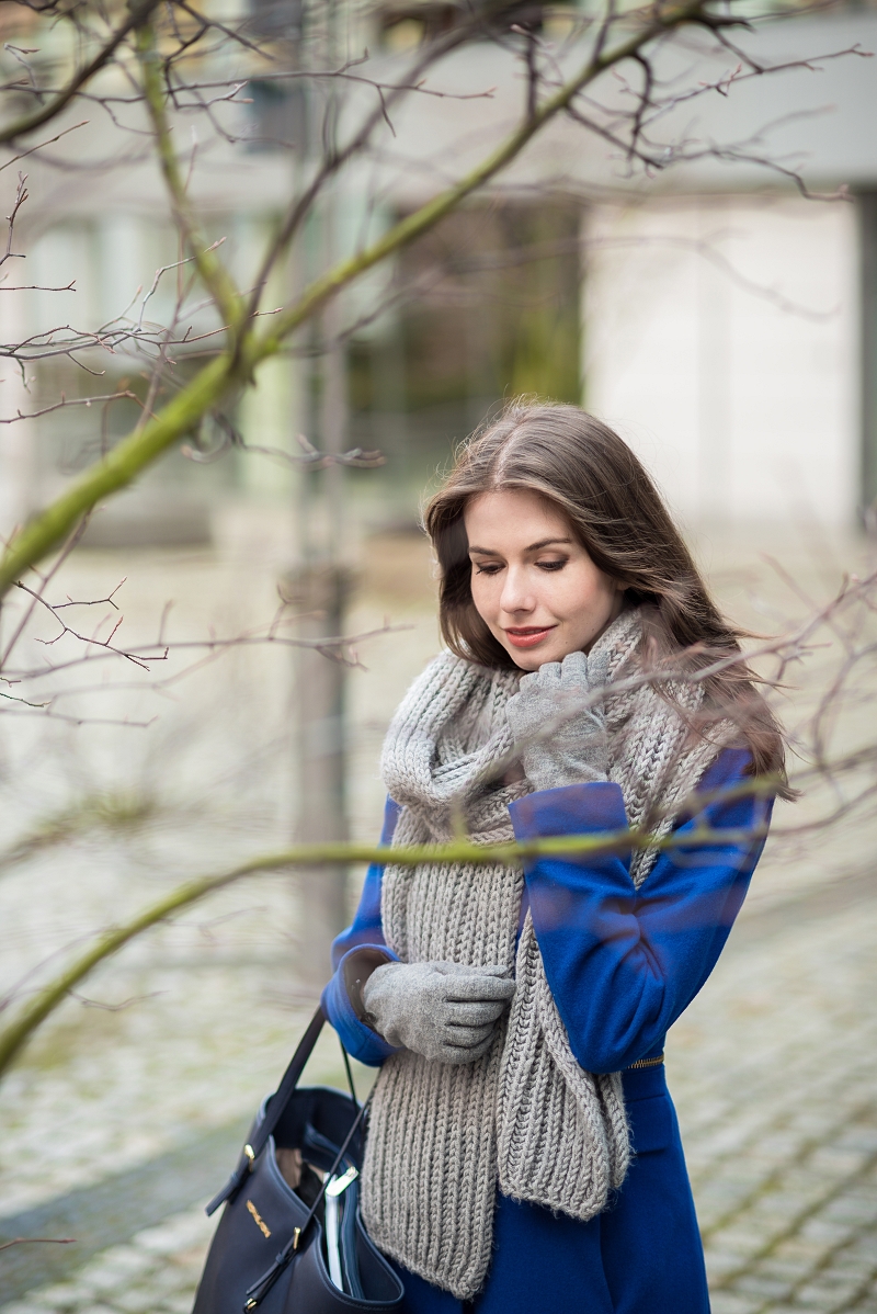 Kobaltowy płaszcz i szare dodatki