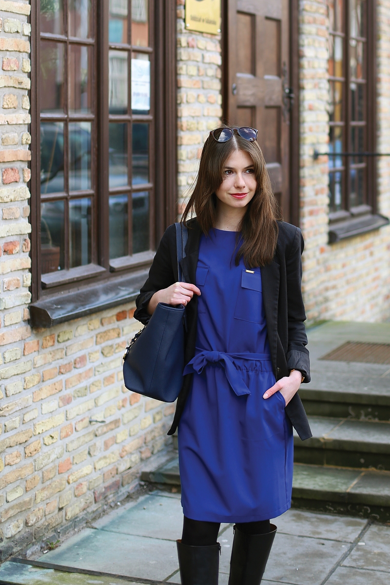 Kobaltowa sukienka i czarna marynarka oversize