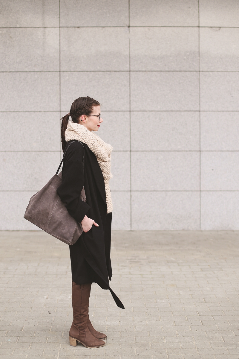 Stylizacja z zamszowymi i wełnianymi dodatkami