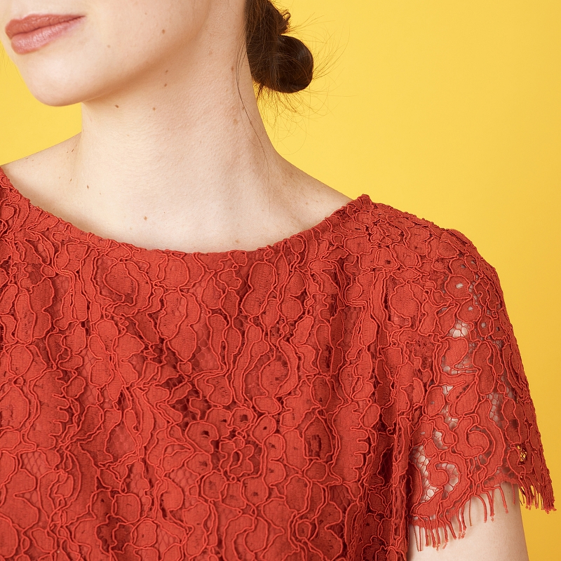 Detal czerwonej koronki