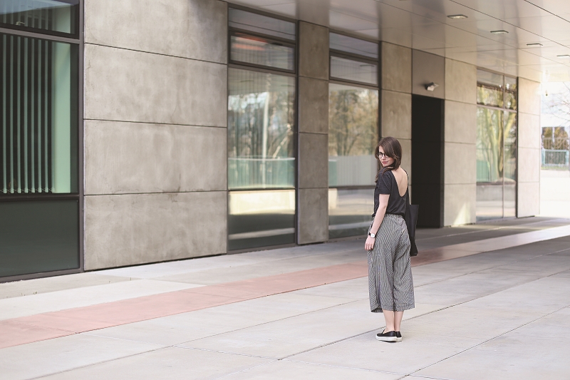 Spodnie culottes i T-shirt z dekoltem na plecach