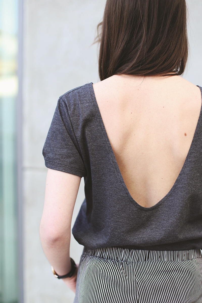 T-shirt z dekoltem na plecach