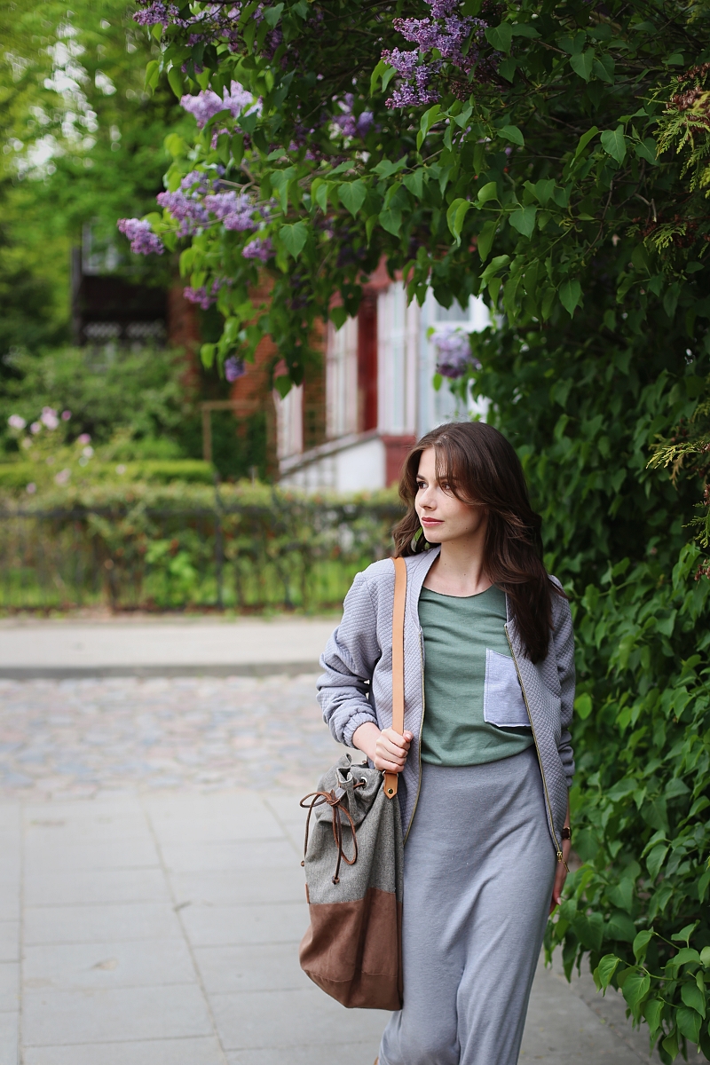 Szara maxi spódnica, bomber i torba worek