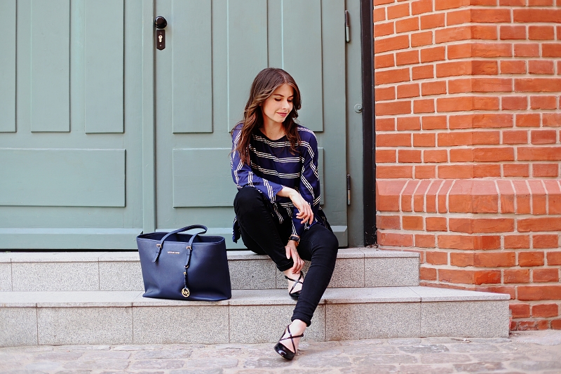 Falbaniasta granatowa bluzka i czerne rurki