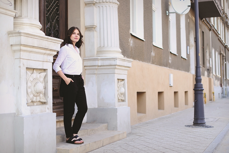 Biała koszula, spodnie marchewy i buty Birkenstock