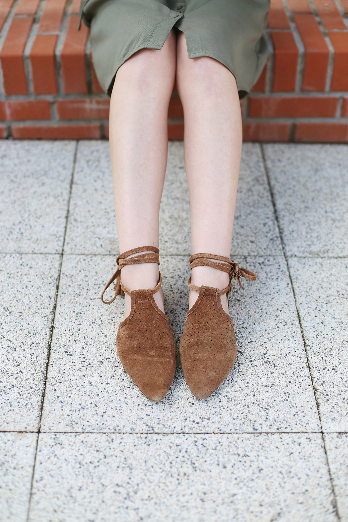 Zamszowe wiązane klapki ze spiczastym czubkiem