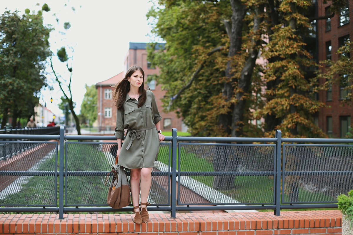 Szmizjerka w kolorze khaki