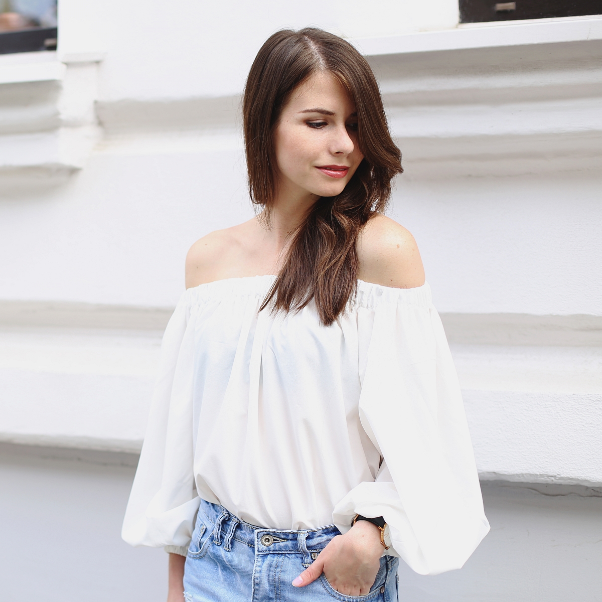 Bluzka z odkrytymi ramionami i szerokimi ściąganymi rękawami