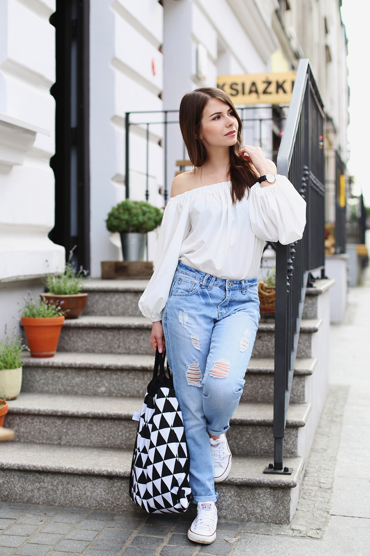 Boyfriend jeans i bluzka z odkrytymi ramionami