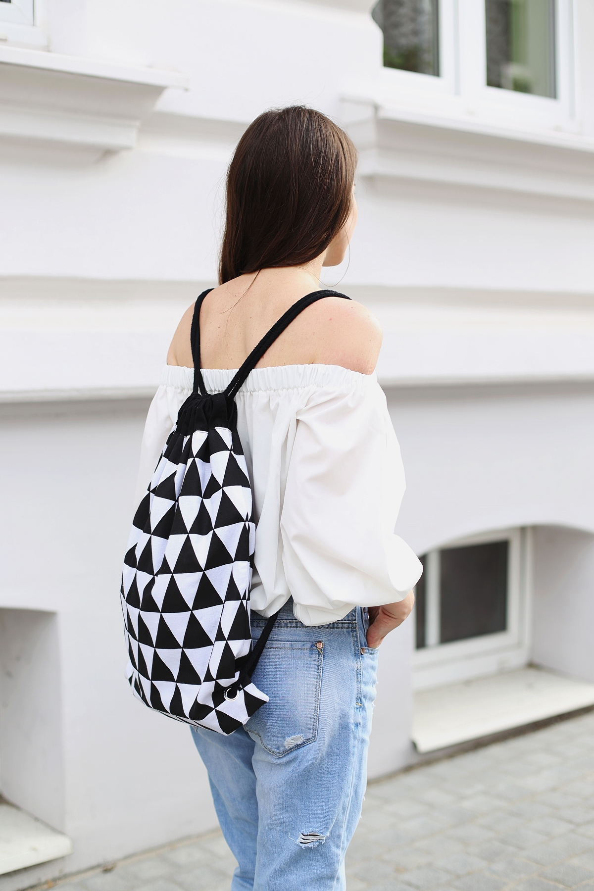 Plecak w czarno-białe trójkąty