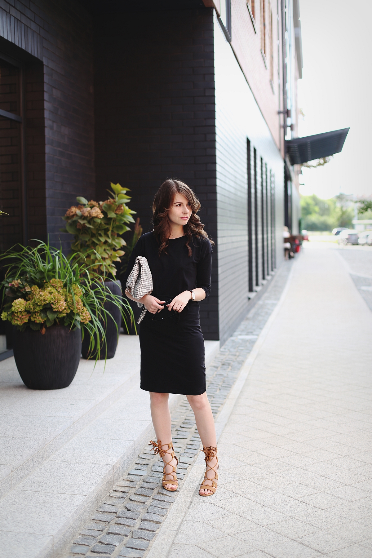 Kobieca stylizacja z wiązanymi sandałami