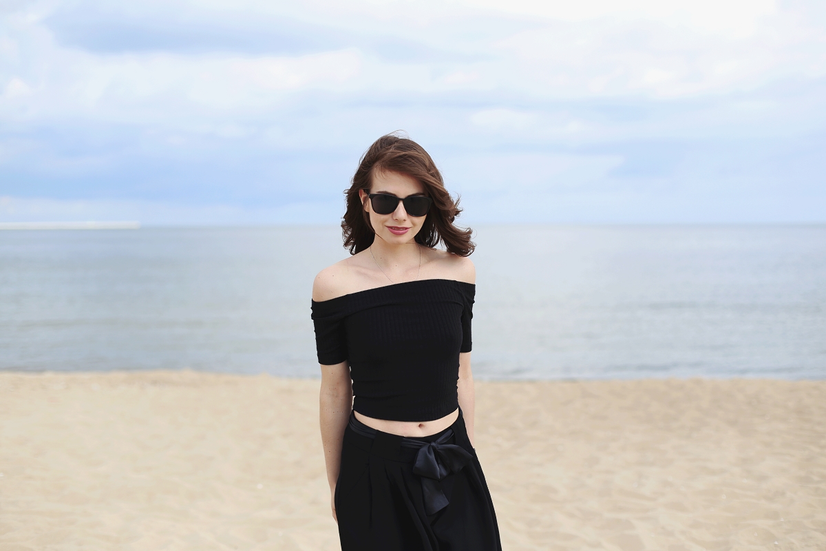 Stylizacja w czerni - sesja na plaży