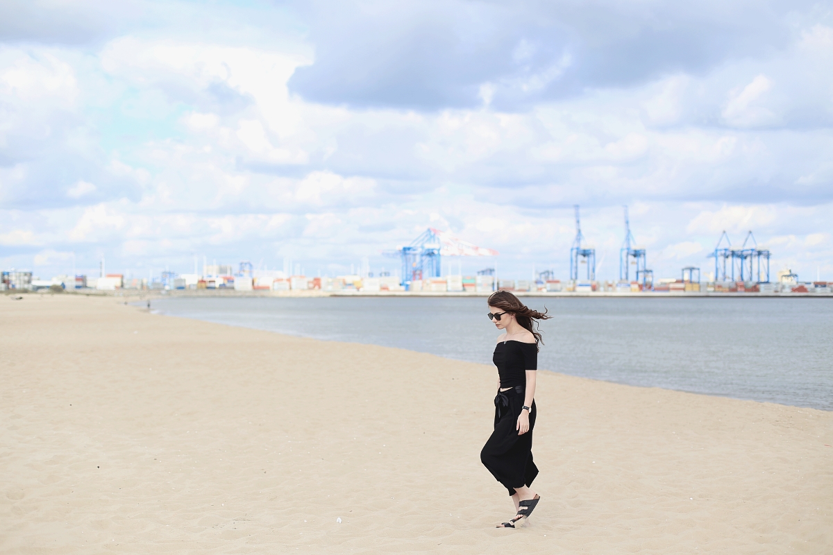 Top z odkrytyki ramionami, culottes, birkenstock